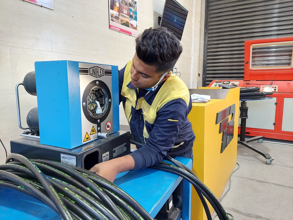 شیلنگ هیدرولیک دولایه سیم با سرشیلنگی مستقیم پرچی 37DEG. UNF دارای گواهی تست